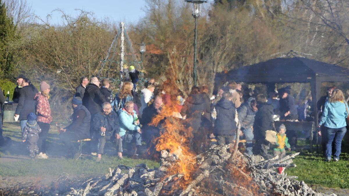 Osterfeuer in Buttelstedt: Ortschaftsbürgermeister Tobias Volland und die Feuerwehr luden in den Gutspark. Es standen Spendenboxen für die Jugendfeuerwehr und die Kinder-Jugendtanzgruppe des      Karnevalsvereins bereit. 200 Gäste folgten der Einladung.