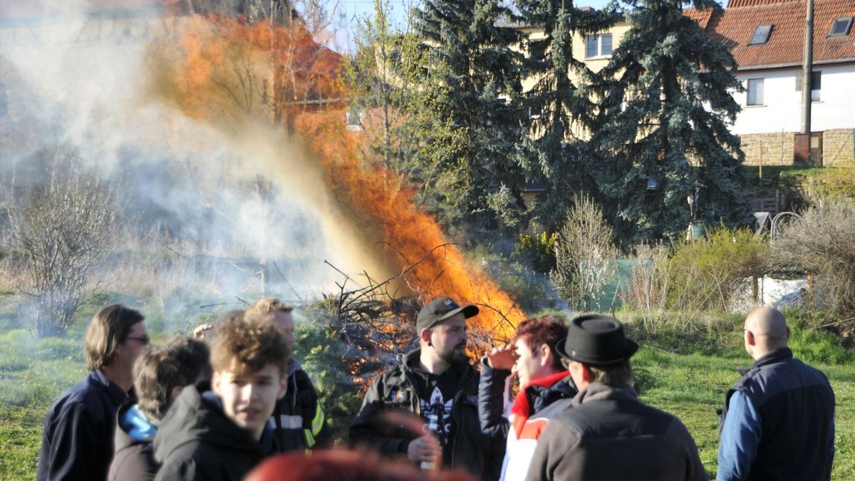 Osterfeuer in Buttelstedt: Ortschaftsbürgermeister Tobias Volland und die Feuerwehr luden in den Gutspark. Es standen Spendenboxen für die Jugendfeuerwehr und die Kinder-Jugendtanzgruppe des      Karnevalsvereins bereit. 200 Gäste folgten der Einladung.