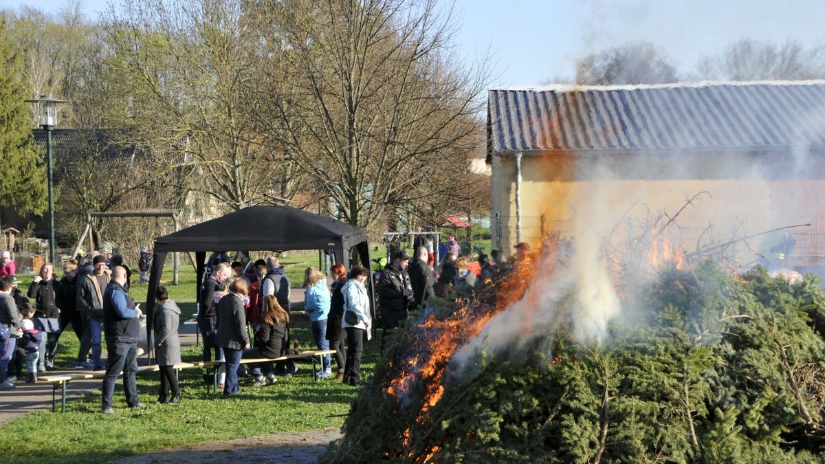 Osterfeuer in Buttelstedt: Ortschaftsbürgermeister Tobias Volland und die Feuerwehr luden in den Gutspark. Es standen Spendenboxen für die Jugendfeuerwehr und die Kinder-Jugendtanzgruppe des      Karnevalsvereins bereit. 200 Gäste folgten der Einladung.