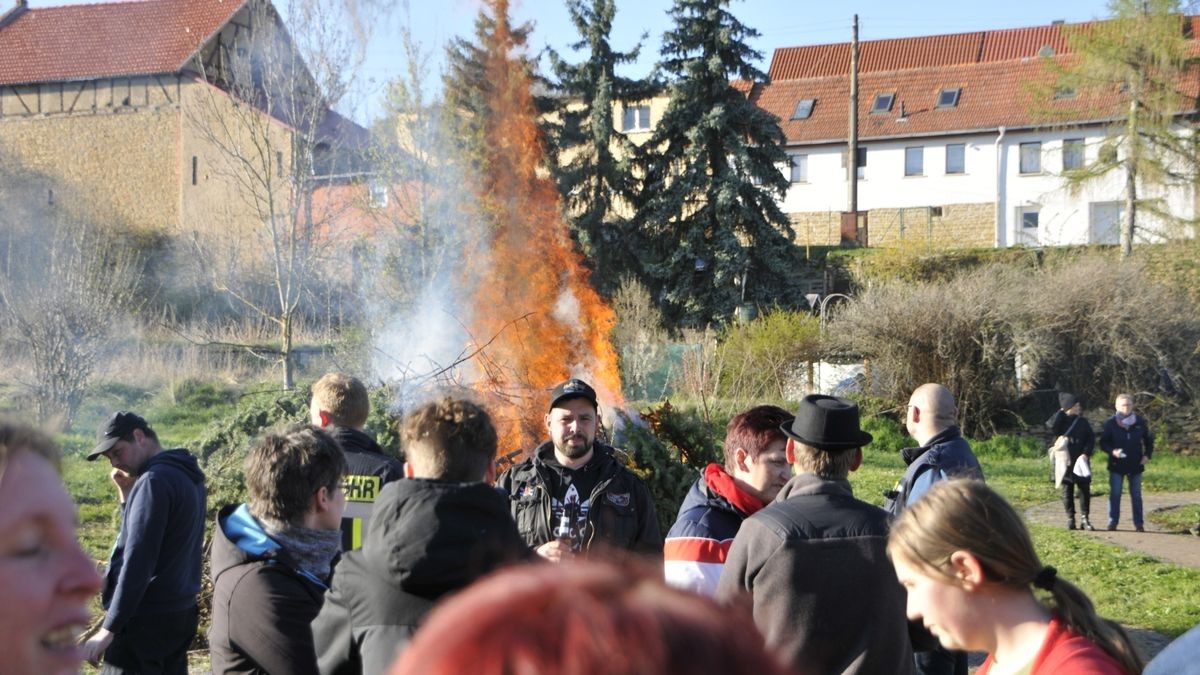 Osterfeuer in Buttelstedt: Ortschaftsbürgermeister Tobias Volland und die Feuerwehr luden in den Gutspark. Es standen Spendenboxen für die Jugendfeuerwehr und die Kinder-Jugendtanzgruppe des      Karnevalsvereins bereit. 200 Gäste folgten der Einladung.