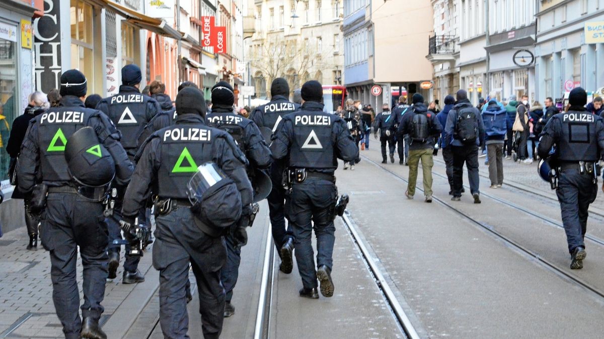 Unterstützt von der Bereitschaftspolizei müssen die Erfurter Beamten seit Monaten fast jeden Montag zu illegalen Corona-Demos ausrücken, wie hier am 12. Februar in der Marktstraße (Archiv-Foto).