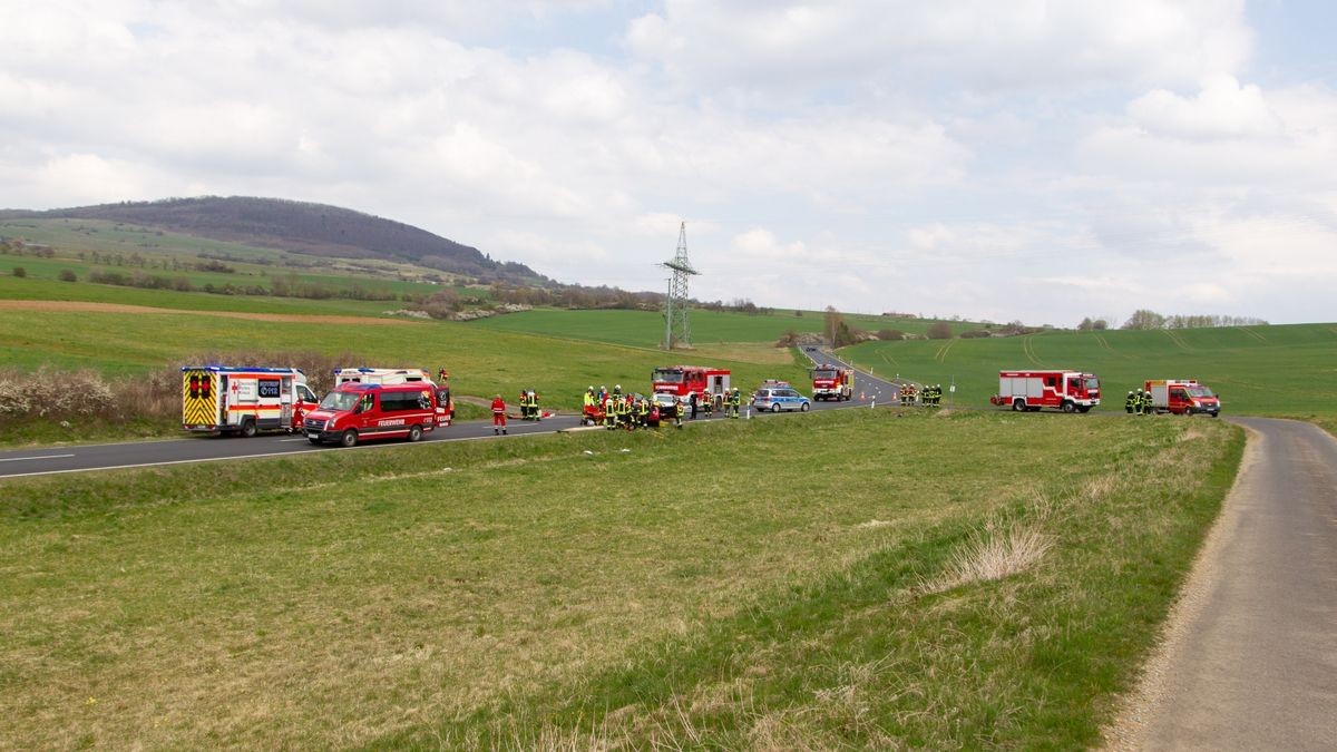 Nach ersten Erkenntnissen stießen zwei Autos frontal zusammen.