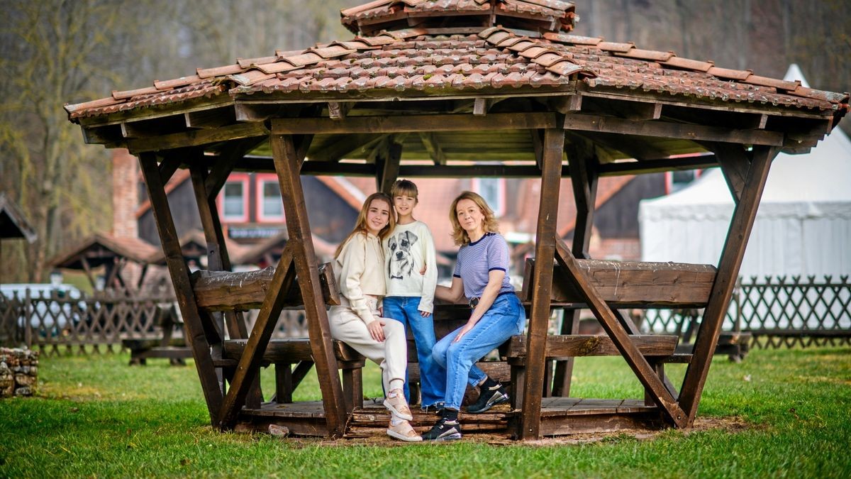 Die Ukrainerinnen Daryna und Anna Bulba und ihre Mutter Natalya Brylinska (vin links) sind im Sport- und Freizeitcamp in Neustadt/Harz untergekommen.