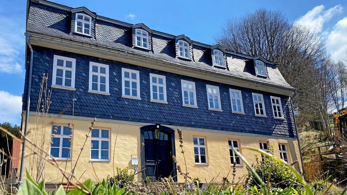 Das Goethemuseum in Stützerbach bietet Paaren einen rustikalen, historisch geprägten Ort zum Heiraten. Während die Formalitäten über das Standesamt Ilmenau laufen, lassen sich die Paare im Gundelachschem Haus trauen. 