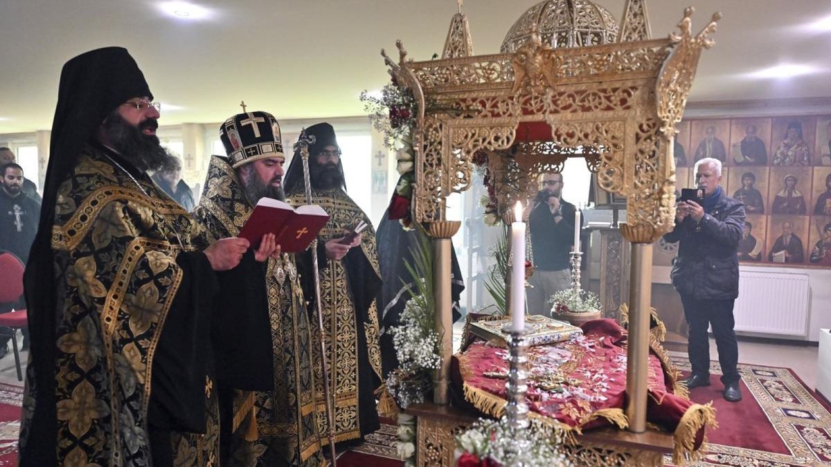 Orthodoxe Christen feiern mit der Karfreitagsliturgie das Osterfest im Kloster St. Gabriel in Altenbergen, eine Woche nach evangelischer und katholischer Kirche. Das Kloster wurde vor zehn Jahren als syrisch-orthodoxes Kloster gegründet wurde und gehört inzwischen zur griechisch-orthodoxen Kirche. Das im Sommer 2012 geweihte Kloster ist auf dem Gelände eines ehemaligen Kinderferienlagers entstanden.