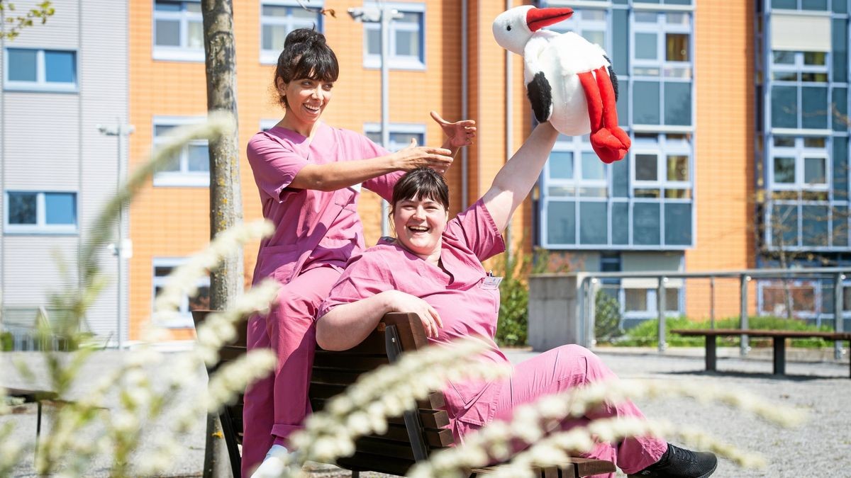 Sahar Ahoughalandari (28) und Paola Victoria Sebode (24) sind Hebammen am Mühlhäuser Hufeland Klinikum.