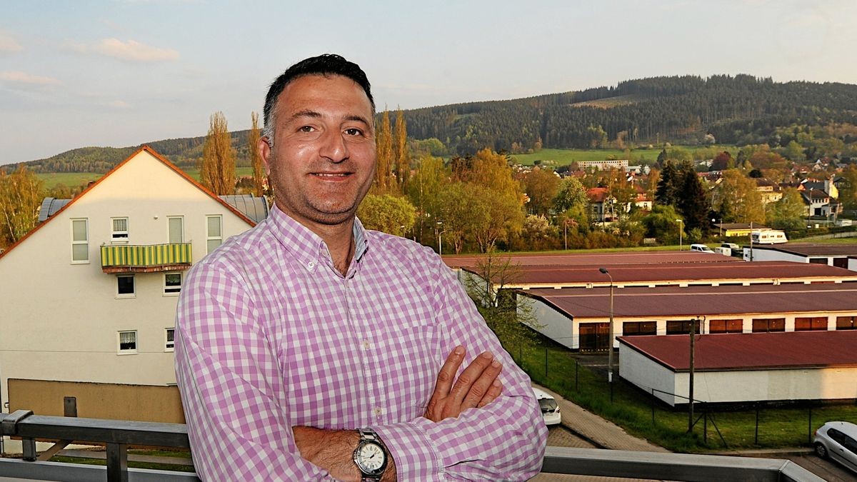 Mohamad Basel Al Najar hat vom Balkon seiner Friedrichrodaer Wohnung einen Blick Richtung Thüringer Wald.