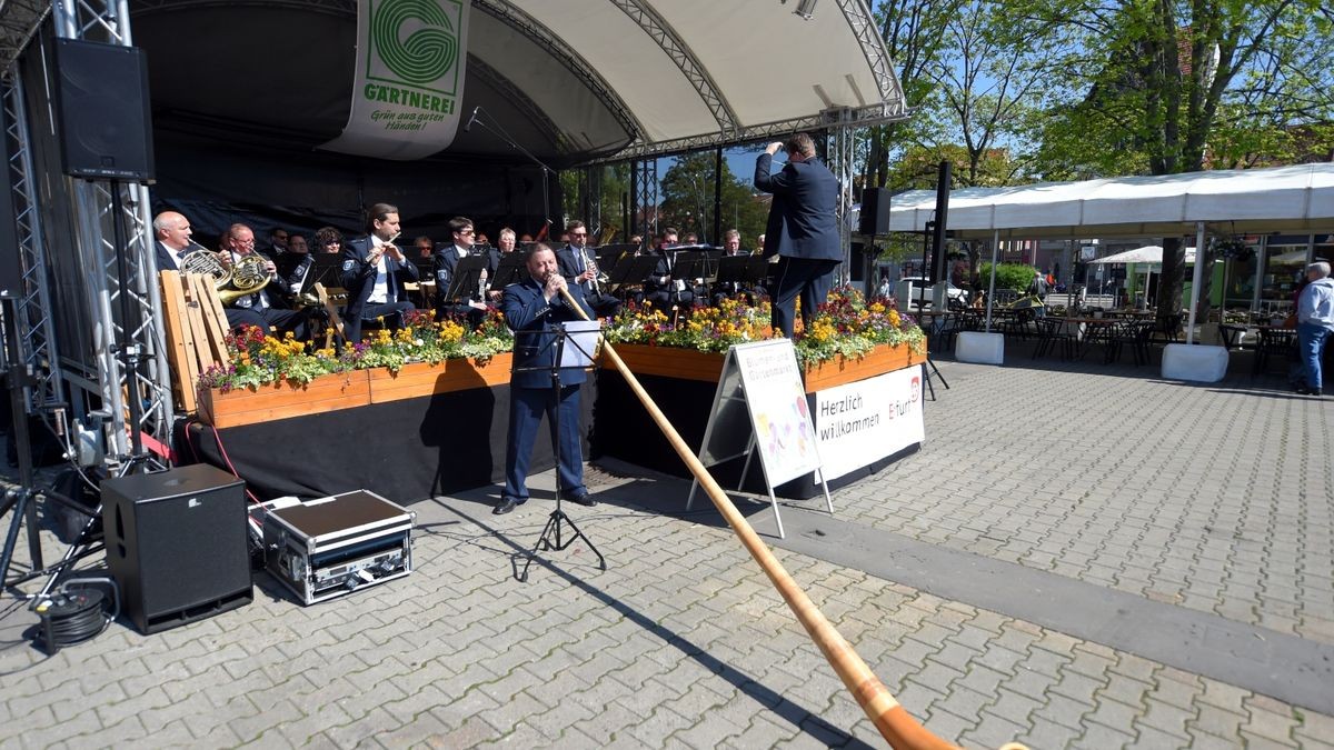 Am Freitag hat der Blumen- und Gartenmarkt 2022 auf dem Erfurter Domplatz eröffnet. Er geht bis Sonntag.