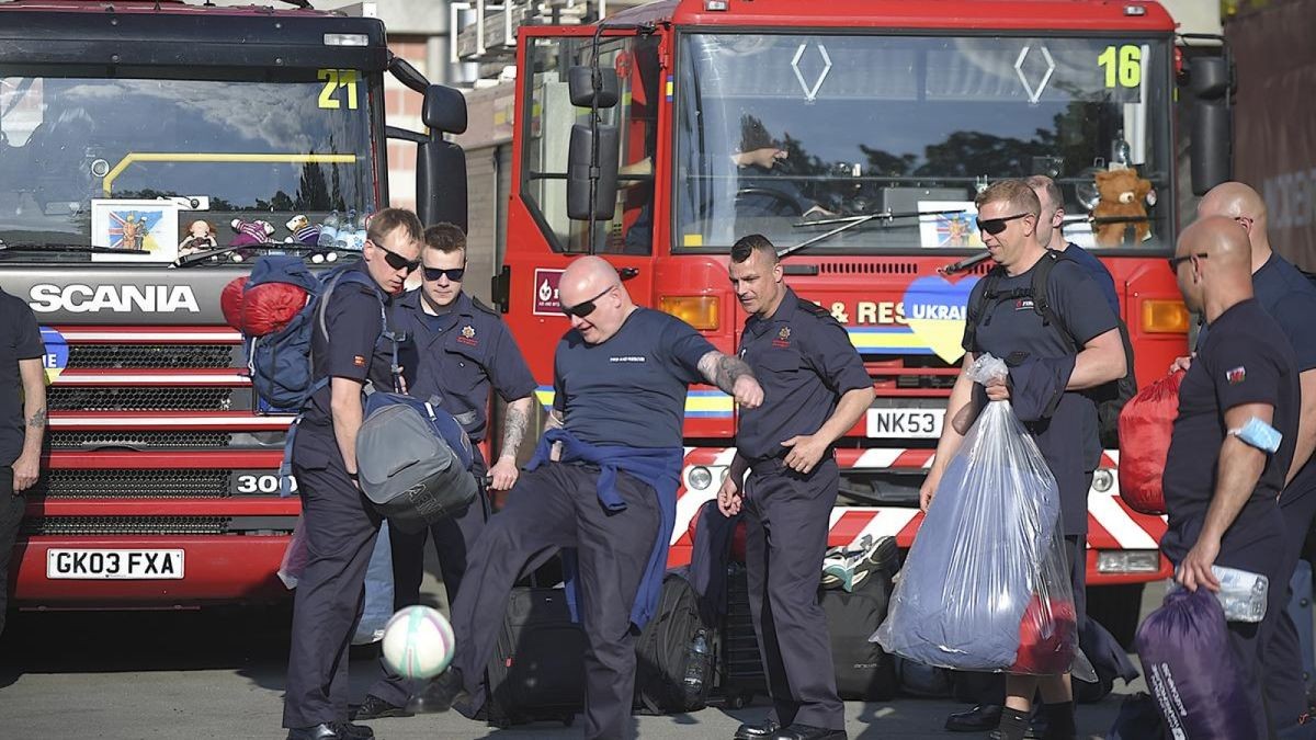 Die Berufsfeuerwehr Erfurt und Freiwillige Feuerwehr Hochheim und Mittelhausen bauten für ihre britischen Kameraden Liegen zur Übernachtung im Eissportkomplex auf und sorgten für Abendessen und Frühstück.