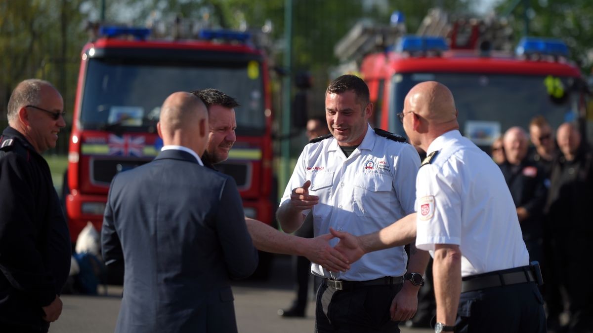 Die Berufsfeuerwehr Erfurt und Freiwillige Feuerwehr Hochheim und Mittelhausen bauten für ihre britischen Kameraden Liegen zur Übernachtung im Eissportkomplex auf und sorgten für Abendessen und Frühstück.