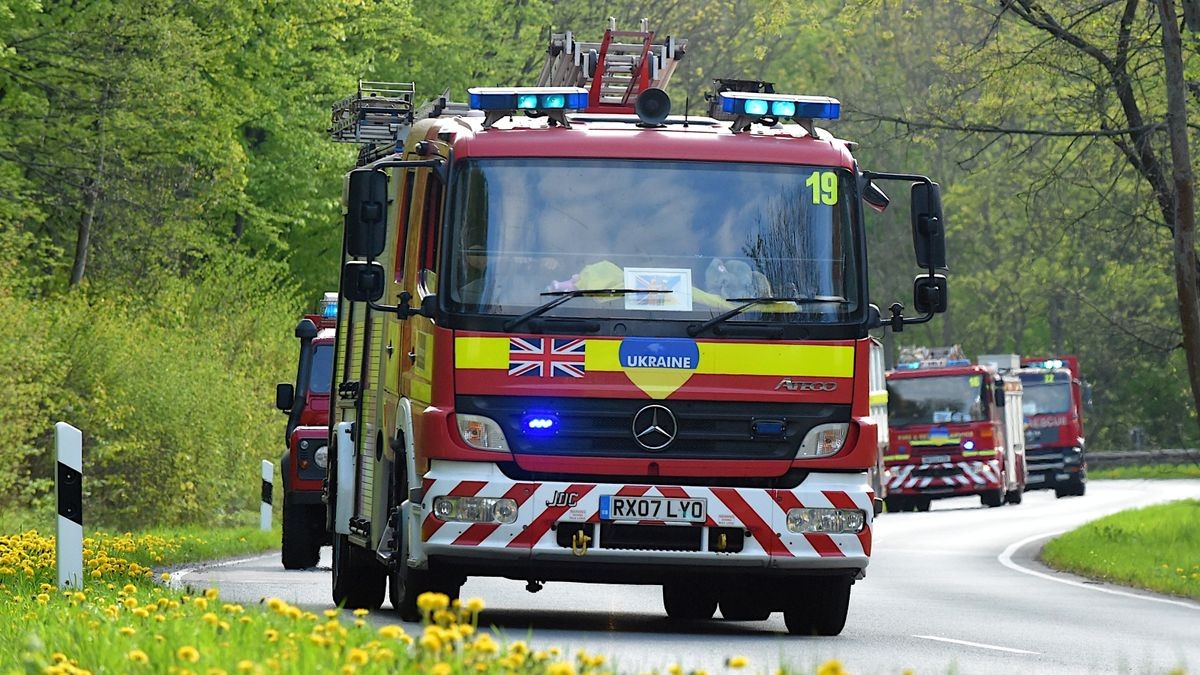 Die Berufsfeuerwehr Erfurt und Freiwillige Feuerwehr Hochheim und Mittelhausen bauten für ihre britischen Kameraden Liegen zur Übernachtung im Eissportkomplex auf und sorgten für Abendessen und Frühstück.