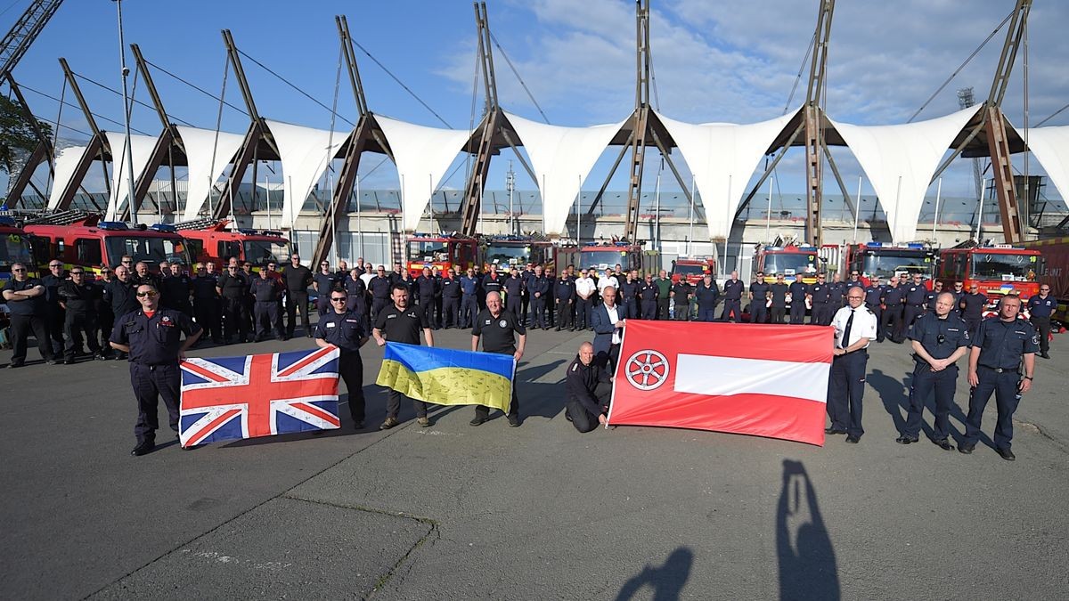 Die Berufsfeuerwehr Erfurt und Freiwillige Feuerwehr Hochheim und Mittelhausen bauten für ihre britischen Kameraden Liegen zur Übernachtung im Eissportkomplex auf und sorgten für Abendessen und Frühstück.