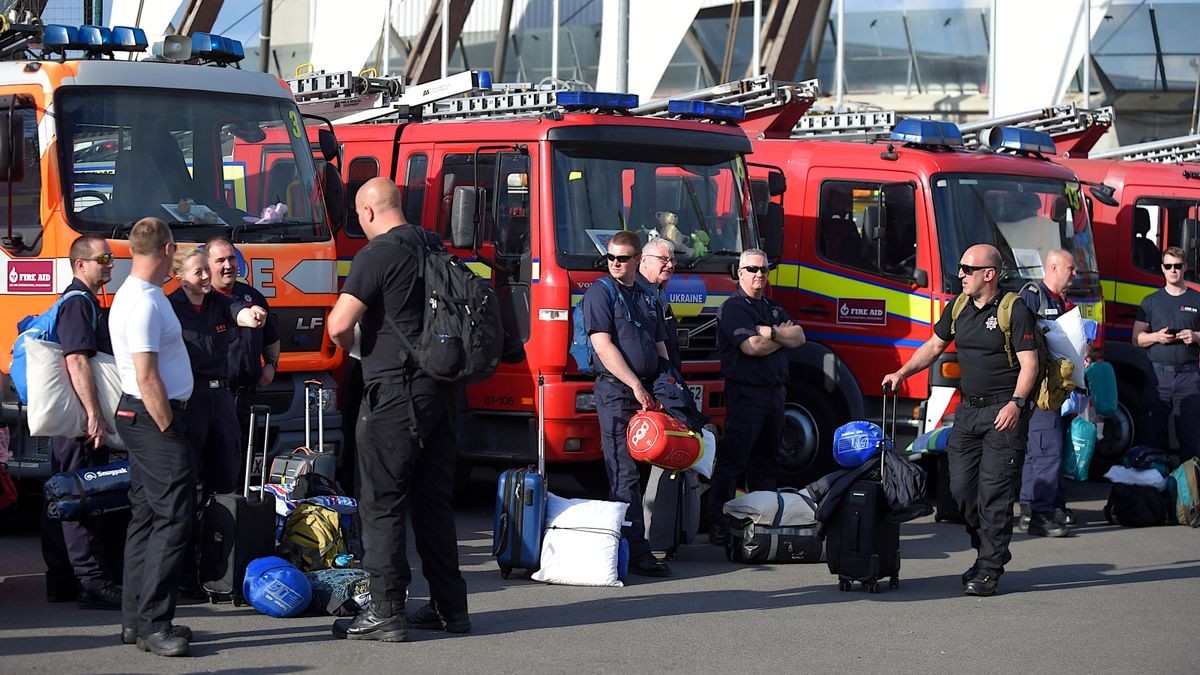 Die Berufsfeuerwehr Erfurt und Freiwillige Feuerwehr Hochheim und Mittelhausen bauten für ihre britischen Kameraden Liegen zur Übernachtung im Eissportkomplex auf und sorgten für Abendessen und Frühstück.