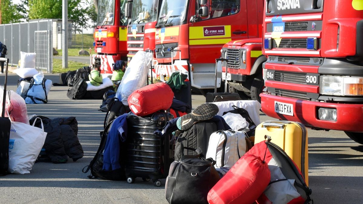 Die Berufsfeuerwehr Erfurt und Freiwillige Feuerwehr Hochheim und Mittelhausen bauten für ihre britischen Kameraden Liegen zur Übernachtung im Eissportkomplex auf und sorgten für Abendessen und Frühstück.