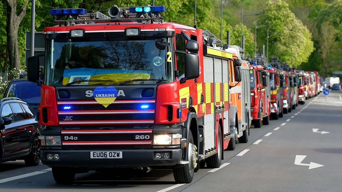 Die Berufsfeuerwehr Erfurt und Freiwillige Feuerwehr Hochheim und Mittelhausen bauten für ihre britischen Kameraden Liegen zur Übernachtung im Eissportkomplex auf und sorgten für Abendessen und Frühstück.