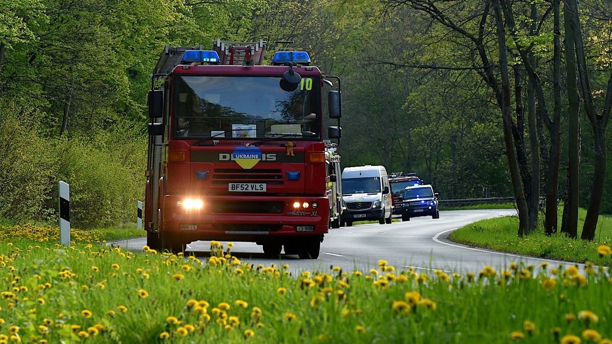 Die Berufsfeuerwehr Erfurt und Freiwillige Feuerwehr Hochheim und Mittelhausen bauten für ihre britischen Kameraden Liegen zur Übernachtung im Eissportkomplex auf und sorgten für Abendessen und Frühstück.