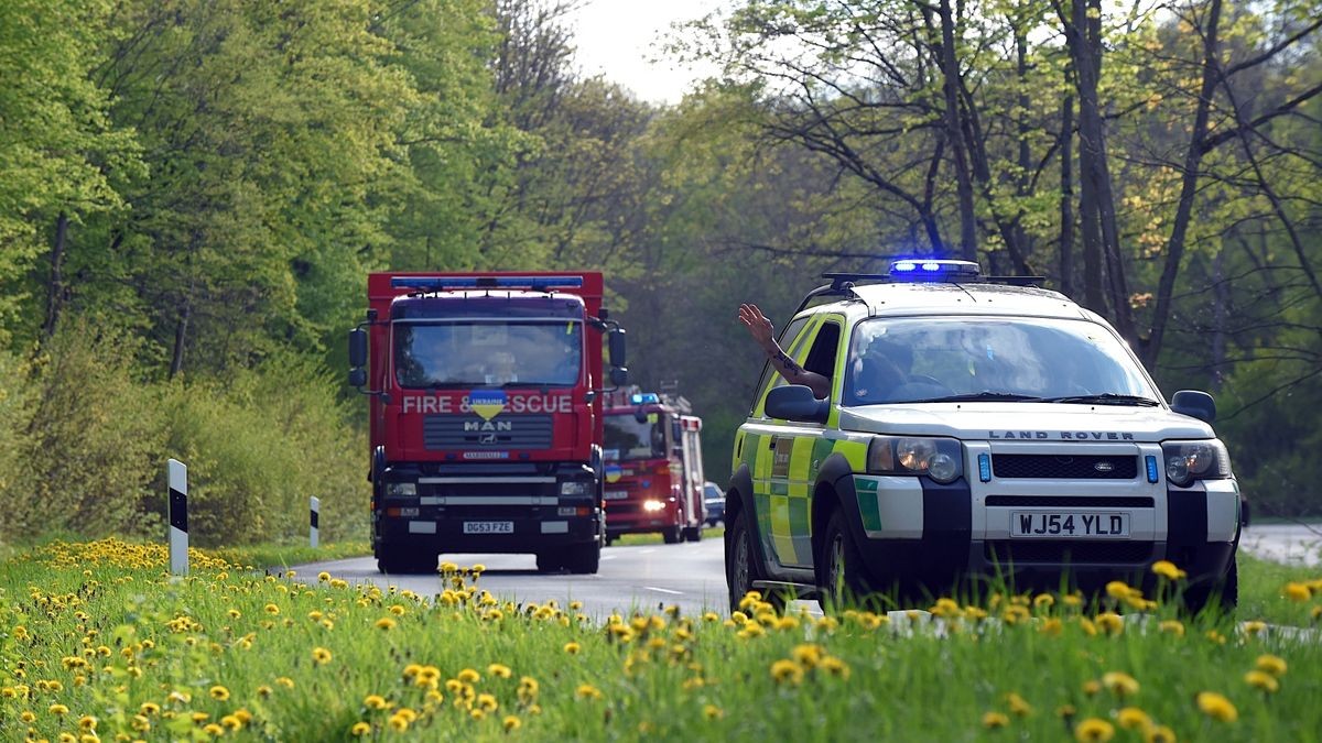 Die Berufsfeuerwehr Erfurt und Freiwillige Feuerwehr Hochheim und Mittelhausen bauten für ihre britischen Kameraden Liegen zur Übernachtung im Eissportkomplex auf und sorgten für Abendessen und Frühstück.