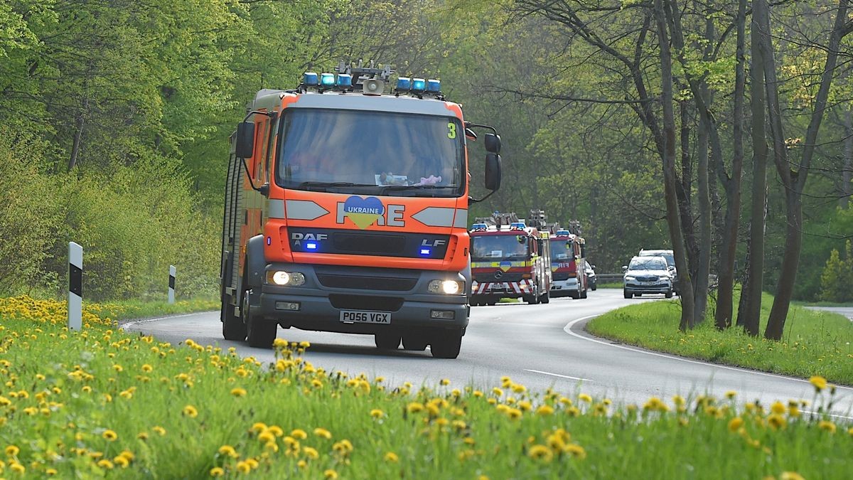 Die Berufsfeuerwehr Erfurt und Freiwillige Feuerwehr Hochheim und Mittelhausen bauten für ihre britischen Kameraden Liegen zur Übernachtung im Eissportkomplex auf und sorgten für Abendessen und Frühstück.