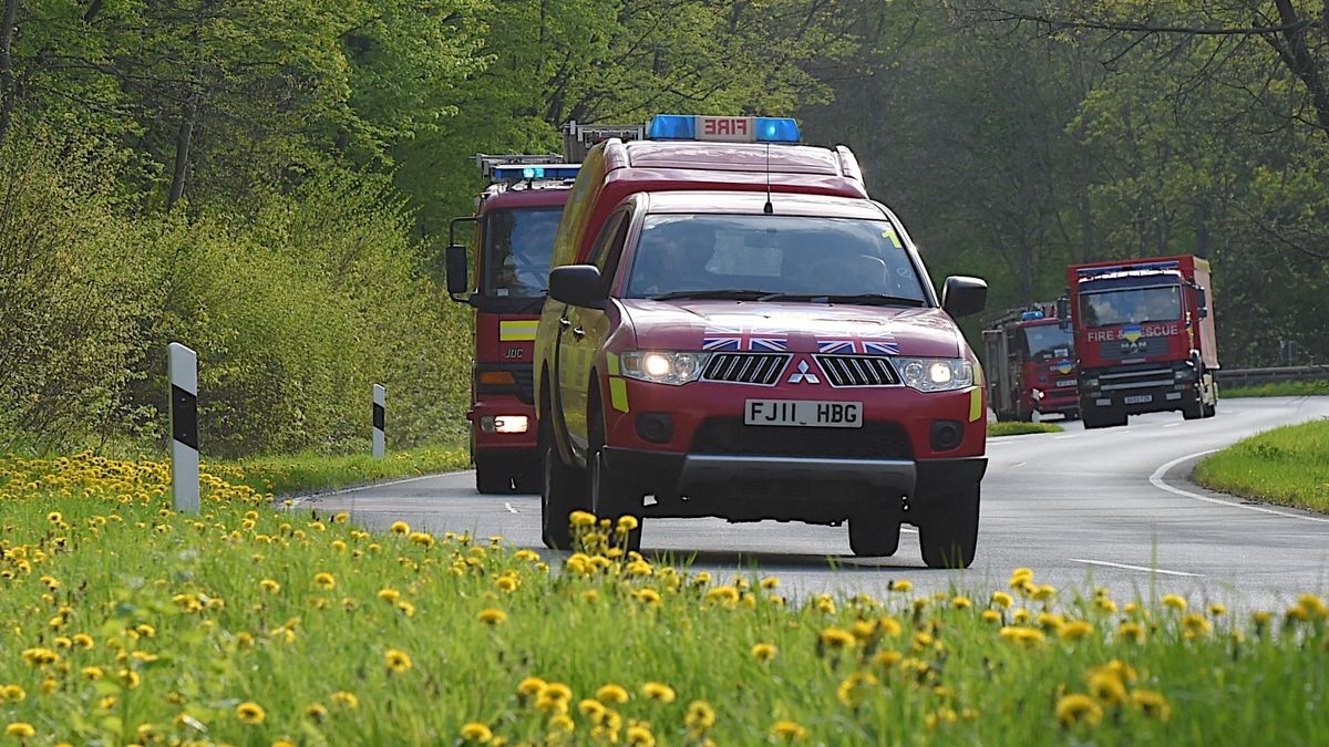 Die Berufsfeuerwehr Erfurt und Freiwillige Feuerwehr Hochheim und Mittelhausen bauten für ihre britischen Kameraden Liegen zur Übernachtung im Eissportkomplex auf und sorgten für Abendessen und Frühstück.