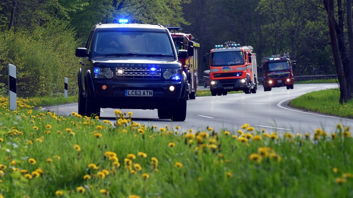 Die Berufsfeuerwehr Erfurt und Freiwillige Feuerwehr Hochheim und Mittelhausen bauten für ihre britischen Kameraden Liegen zur Übernachtung im Eissportkomplex auf und sorgten für Abendessen und Frühstück.