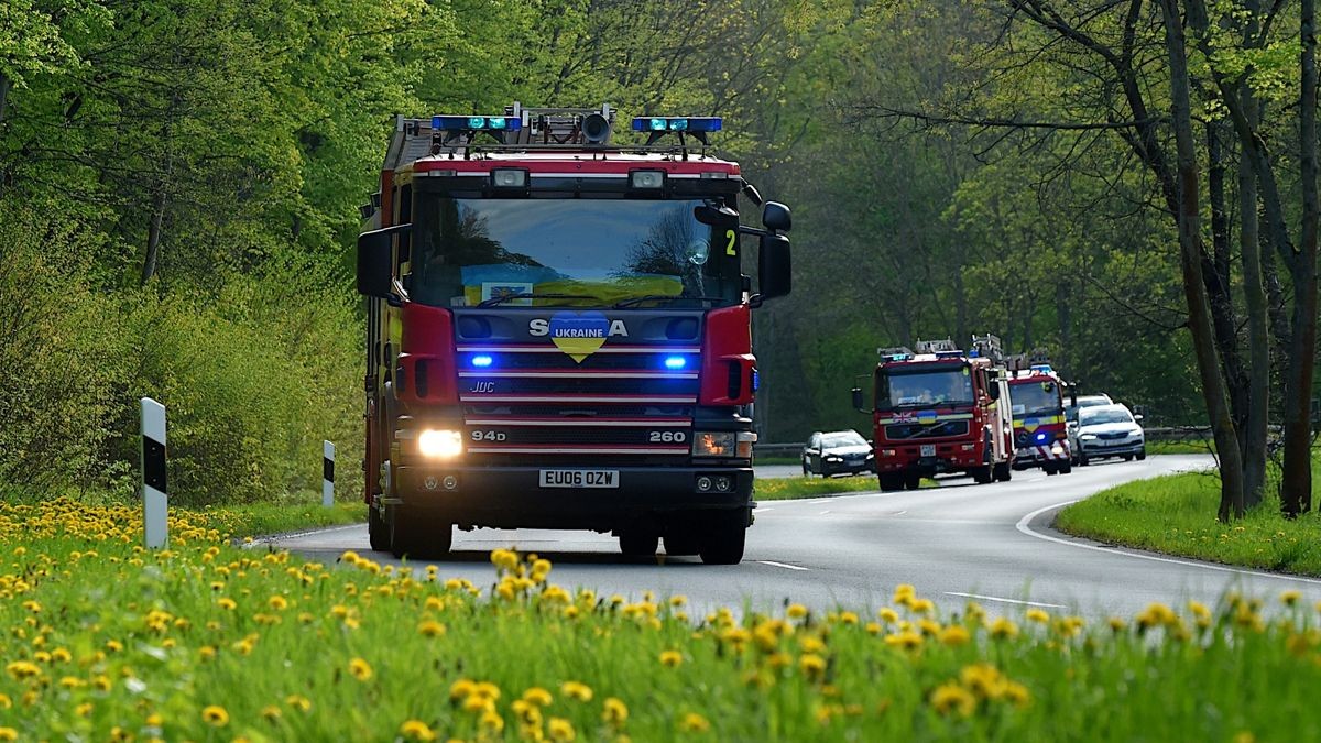 Die Berufsfeuerwehr Erfurt und Freiwillige Feuerwehr Hochheim und Mittelhausen bauten für ihre britischen Kameraden Liegen zur Übernachtung im Eissportkomplex auf und sorgten für Abendessen und Frühstück.