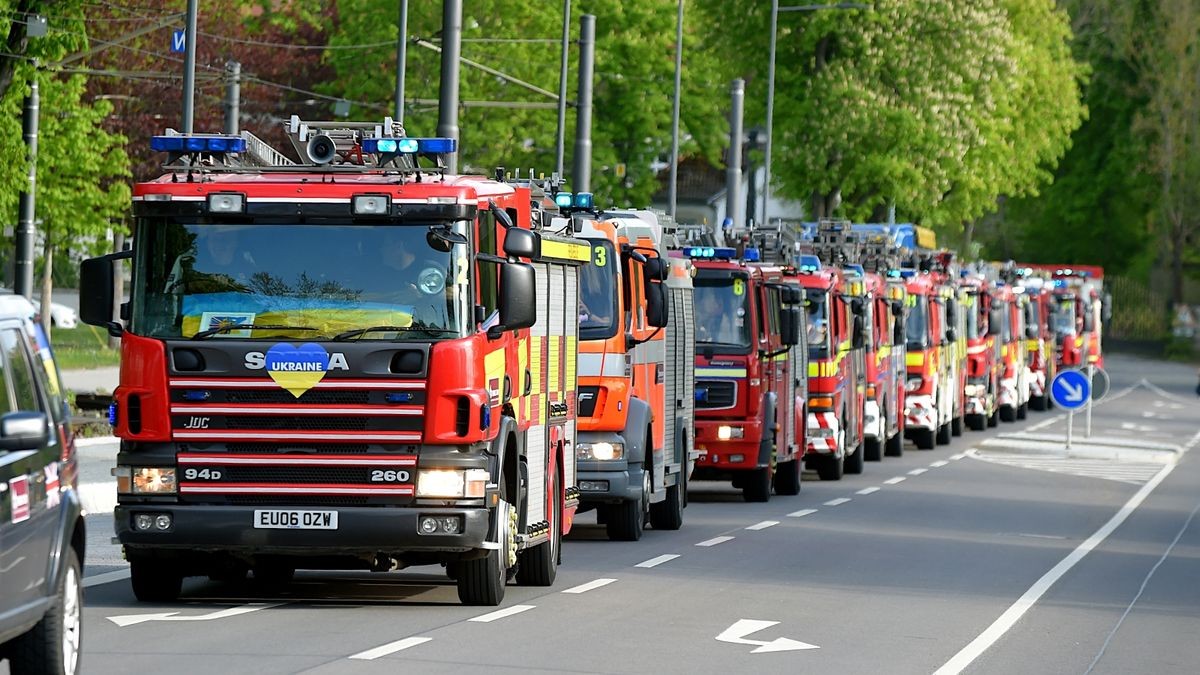 Die Berufsfeuerwehr Erfurt und Freiwillige Feuerwehr Hochheim und Mittelhausen bauten für ihre britischen Kameraden Liegen zur Übernachtung im Eissportkomplex auf und sorgten für Abendessen und Frühstück.