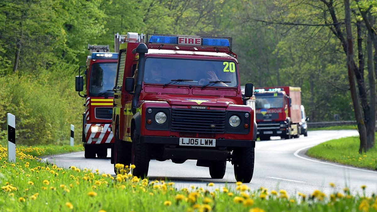 Die Berufsfeuerwehr Erfurt und Freiwillige Feuerwehr Hochheim und Mittelhausen bauten für ihre britischen Kameraden Liegen zur Übernachtung im Eissportkomplex auf und sorgten für Abendessen und Frühstück.