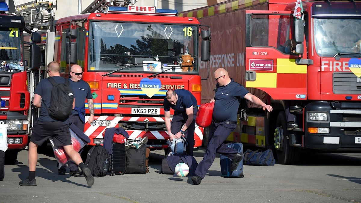 Die Berufsfeuerwehr Erfurt und Freiwillige Feuerwehr Hochheim und Mittelhausen bauten für ihre britischen Kameraden Liegen zur Übernachtung im Eissportkomplex auf und sorgten für Abendessen und Frühstück.