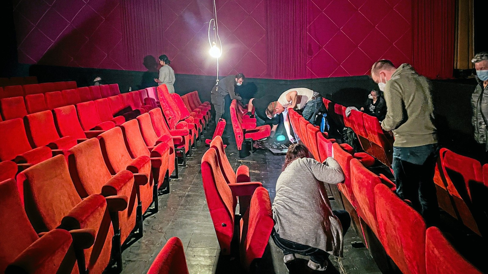 Kino Menden: Rote Kult-Samtsessel fürs heimische Wohnzimmer