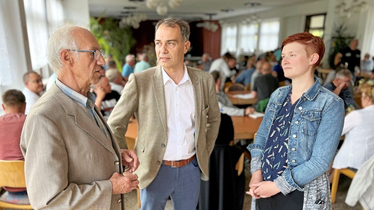 Vorsitzender Werner Marquart, OB Peter Kleine und Stadträtin Ann-Sophie Bohm am Rande der Kleingärtnerversammlung.