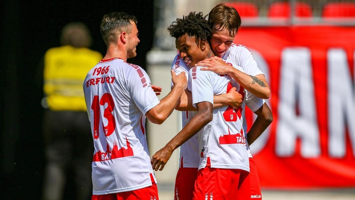 Keliano Tavares (Erfurt) hat soeben das 2:0 für Erfurt zum 2-0 erzielt, rechts gratuliert Til Linus Schwarz, links Marcel Bär.