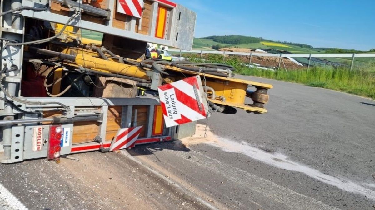 Die Kameraden mussten eine größere Öllache abbinden, auch sei die Fahrbahn beschädigt, heißt es von den Einsatzkräften vor Ort.