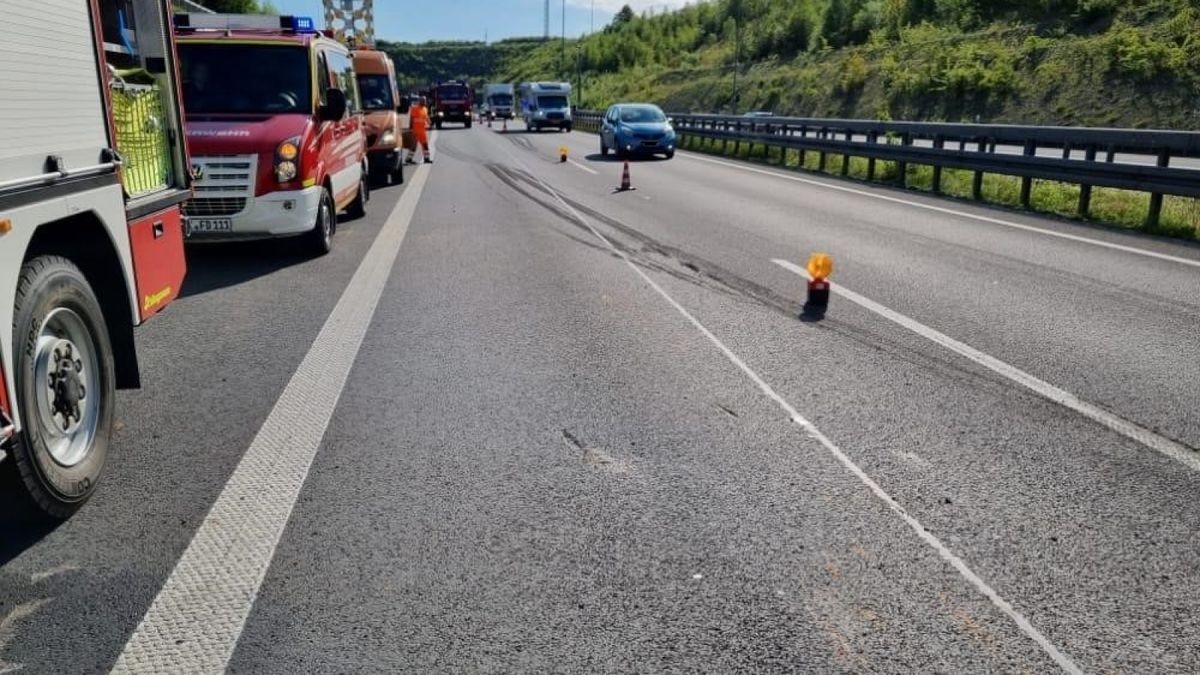 Auf der A38 ist ein Lkw mit Anhänger kurz nach dem Heidkopftunnel ins Schlingern geraten und umgekippt. Auf dem Anhänger hatte er einen Bagger geladen.