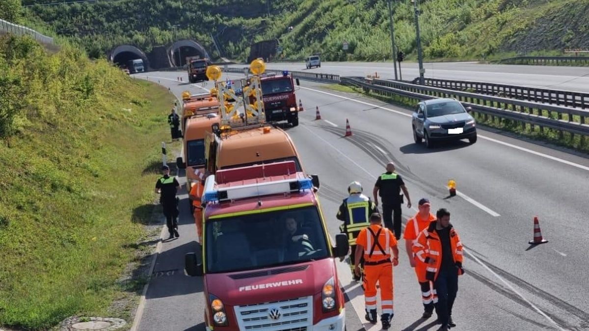 Auf der A38 ist ein Lkw mit Anhänger kurz nach dem Heidkopftunnel ins Schlingern geraten und umgekippt. Auf dem Anhänger hatte er einen Bagger geladen.