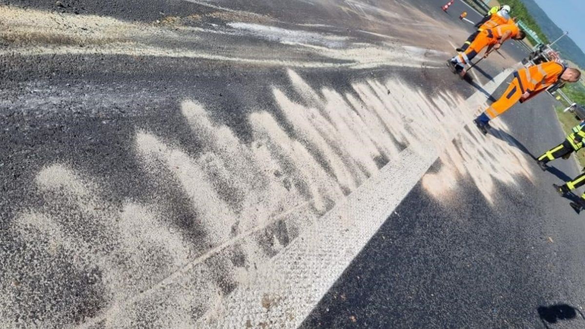 Auf der A38 ist ein Lkw mit Anhänger kurz nach dem Heidkopftunnel ins Schlingern geraten und umgekippt. Auf dem Anhänger hatte er einen Bagger geladen.