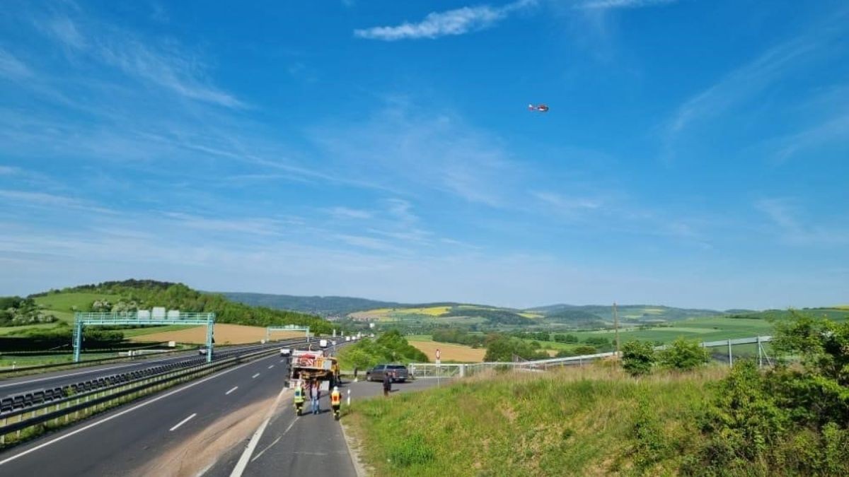 Auf der A38 ist ein Lkw mit Anhänger kurz nach dem Heidkopftunnel ins Schlingern geraten und umgekippt. Auf dem Anhänger hatte er einen Bagger geladen.