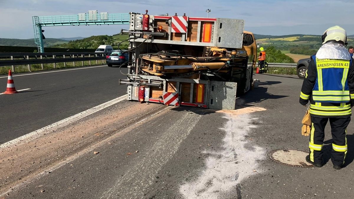 Auf der A38 ist am Montagmorgen zwischen den Anschlussstellen Arenshausen und Friedland ein mit einem Bagger beladener Lkw umgekippt. 