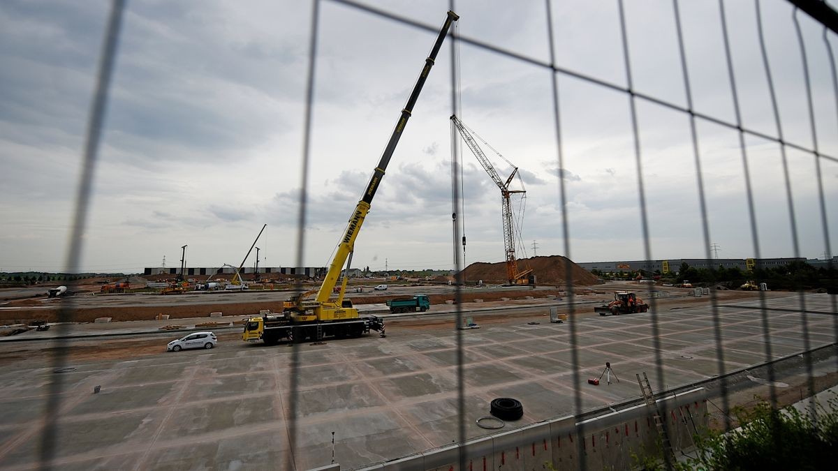 Vor dem feierlichen Spatenstich steht diese Baustelle in Stotternheim. Hier entsteht ein gigantisches Amazon-Logistikzentrum. Die Logistikhalle für einen anderen Mieter im Hintergrund ist bereits fast fertig.