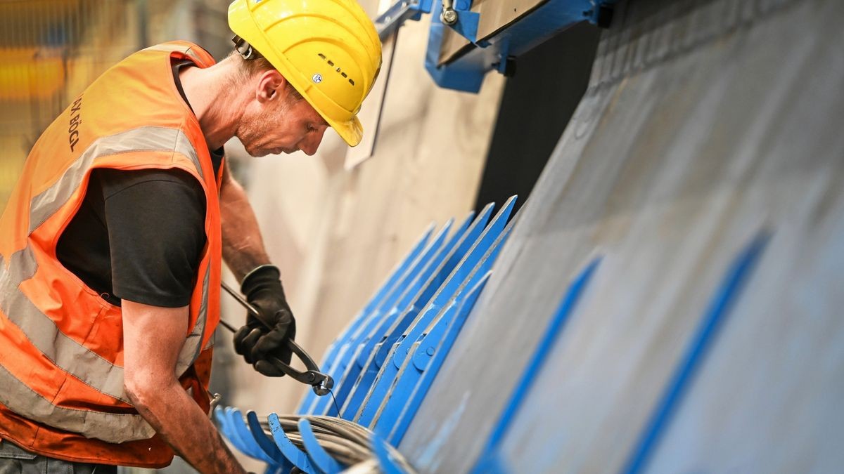 Der Stahl für die Betonteile wird vorbereitet.