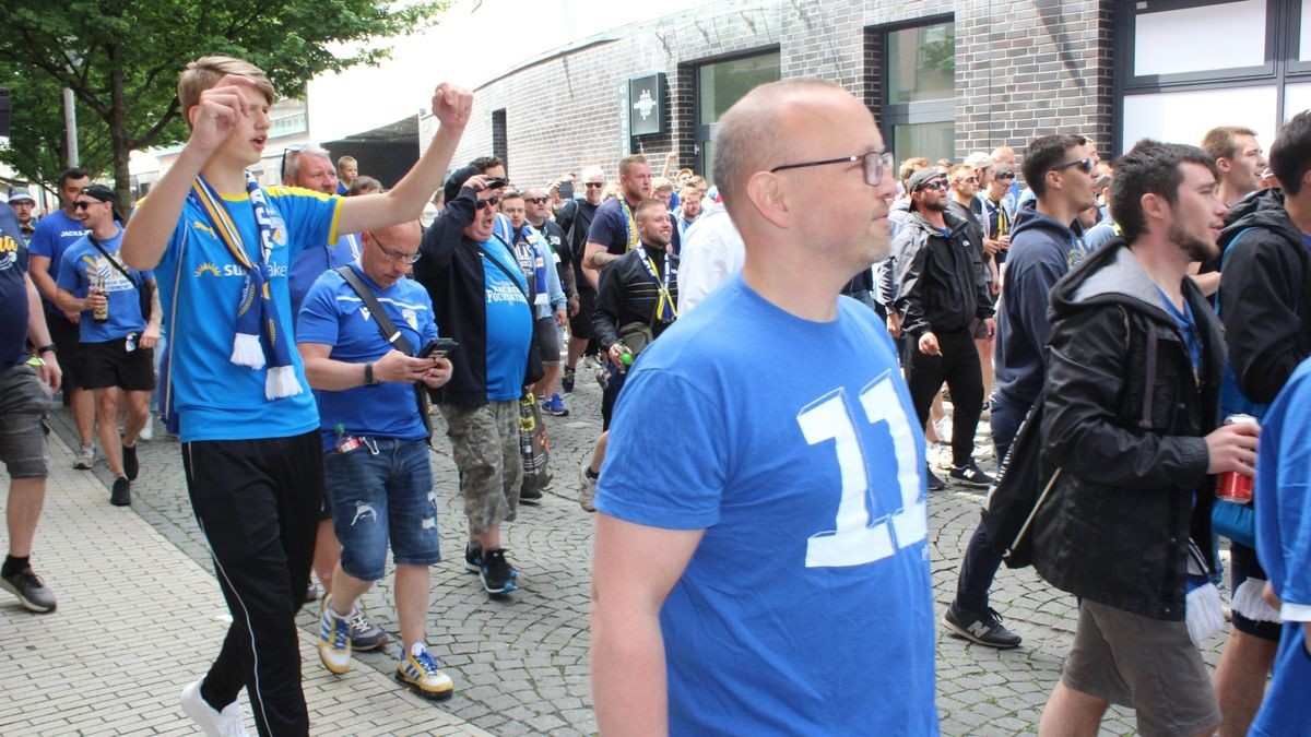 Laut Polizeiangaben trafen bereits 9 Uhr die ersten Jenaer Fans in Gera ein.