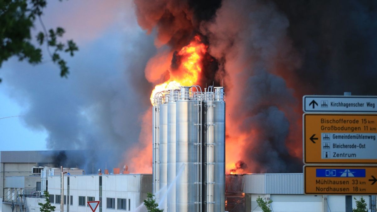 Das Gebäude in Bleicherode sei in Flammen gestanden, sagte ein Sprecher der Landeseinsatzzentrale der Deutschen Presse-Agentur.