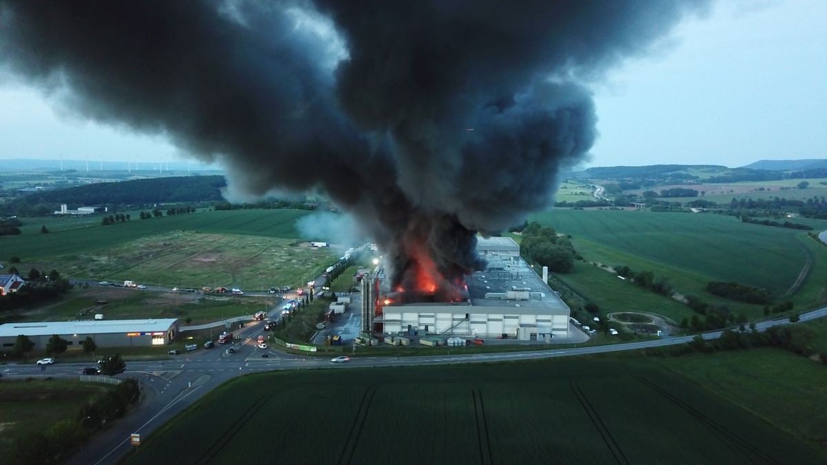 In einer Großbäckerei in Nordthüringen ist am Sonntagabend ein Feuer ausgebrochen.