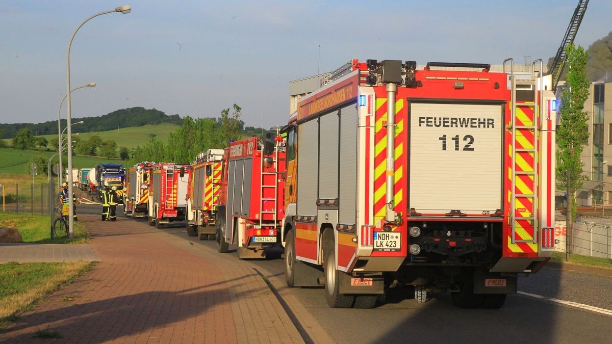 Unklar war am späten Abend, weshalb es zu dem Großbrand im Gewerbegebiet kam.