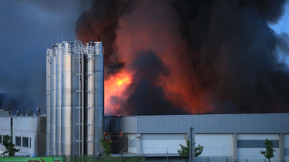 Mehrere Feuerwehren seien vor Ort. Der Landkreis sprach von rund 150 Einsatzkräften.