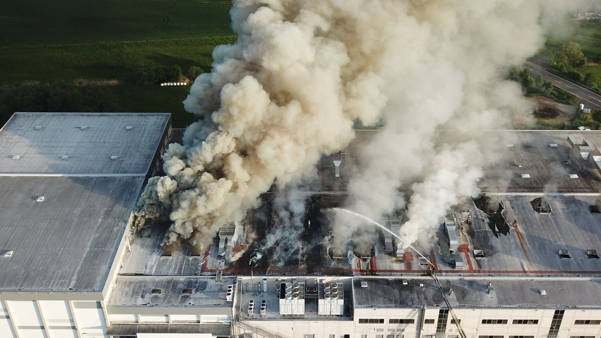 In der Bäckerei wurde laut Polizei zum Zeitpunkt des Feuers nicht gearbeitet. Verletzt wurde niemand.