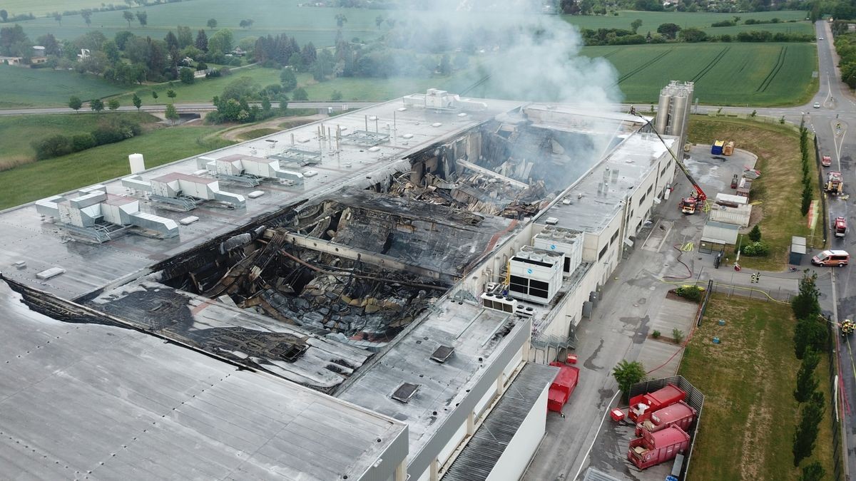 Bis zum frühen Montagmorgen konnte das Feuer gelöscht werden. Der Sachschaden beträgt nach ersten Schätzungen mehrere Millionen Euro.