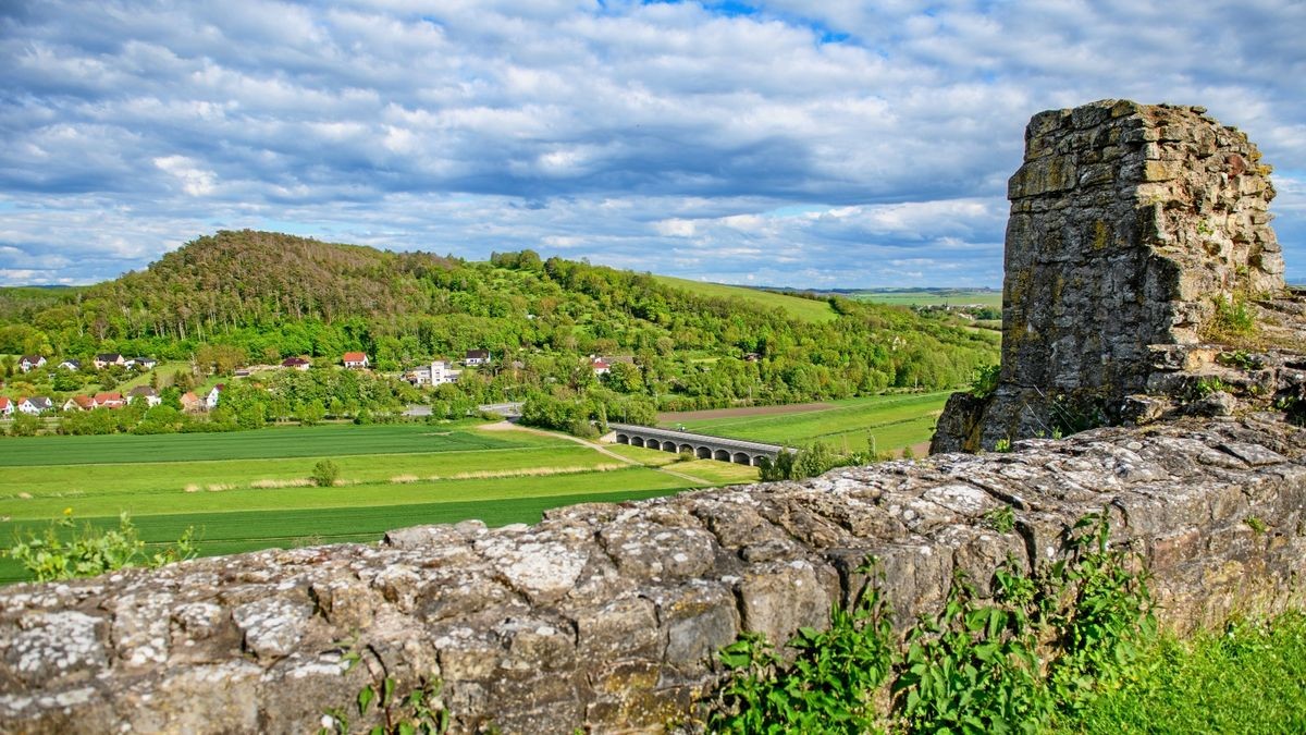 Ausblick auf die unteren Sachsenburg im Kyffhäuserkreis. Symbolbild