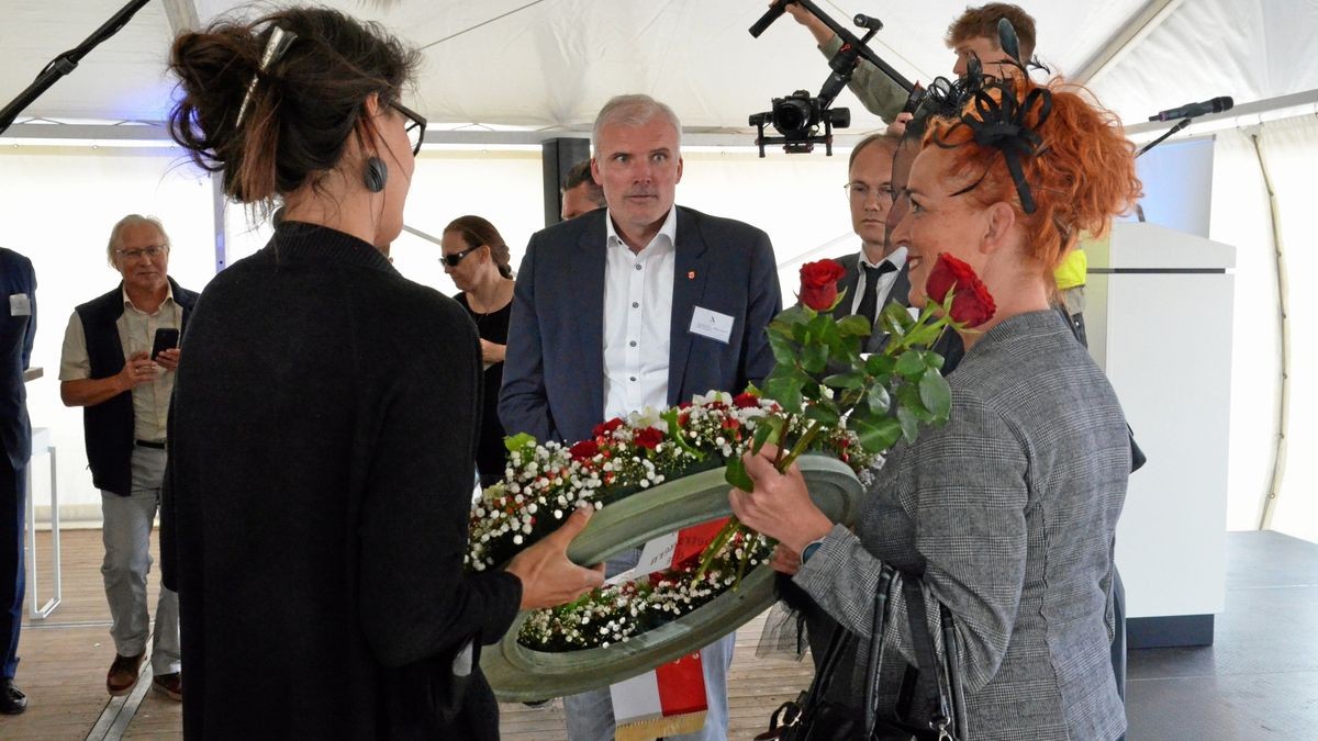 Ihren Trauerkranz zeigten die Stadträtinnen Tina Morgenroth (links) und Jana Rötsch auch dem Oberbürgermeister Andreas Bausewein.