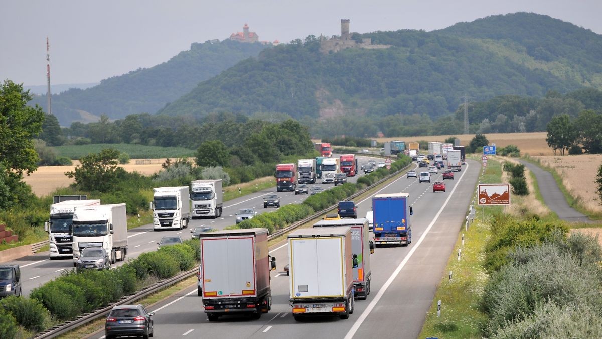 Am Mittwochnachmittag könnten auch die Autobahnen (hier die A4 Nahe der Drei Gleichen) in Thüringen laut ADAC voll werden.