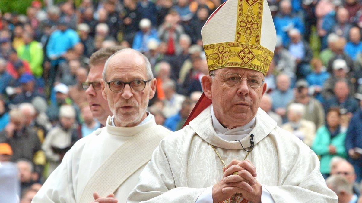 Bischof Ulrich Neymeyr feierte mit tausenden Wallfahrern den Gottesdienst zur Männerwallfahrt im Klüschen Hagis. 